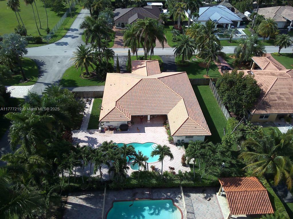 Property Photo: 12421 SW 76th St FL 33183