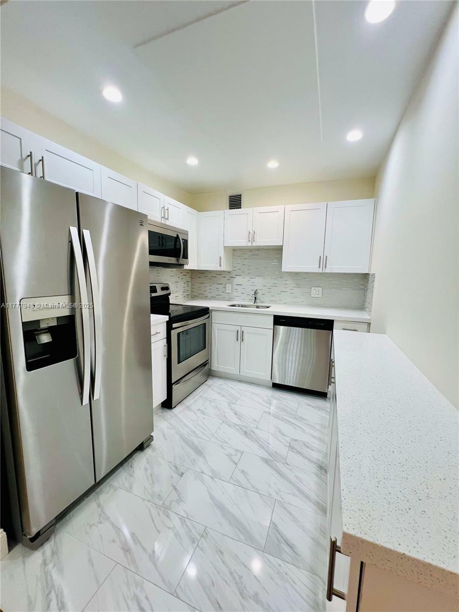 Property Photo: 13250 SW 4th Ct 405G FL 33027