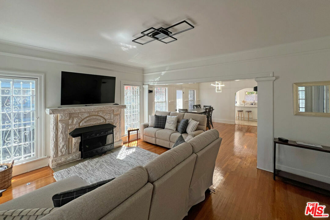 Property Photo:  2131 5th Ave  CA 90018 