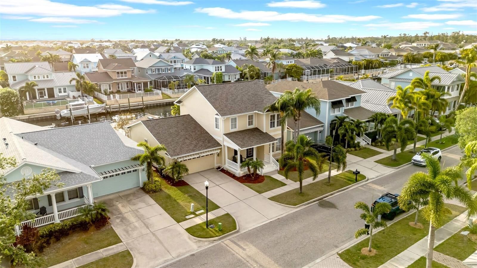 Property Photo:  422 Islebay Drive  FL 33572 