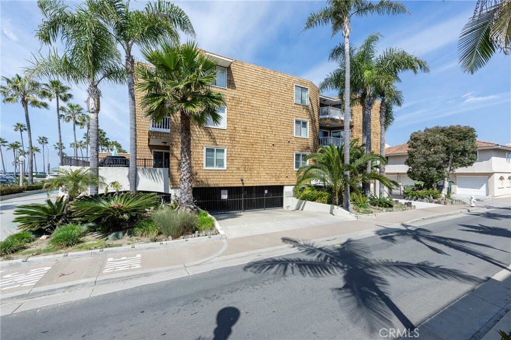 Property Photo: 600 E Oceanfront 1D CA 92661