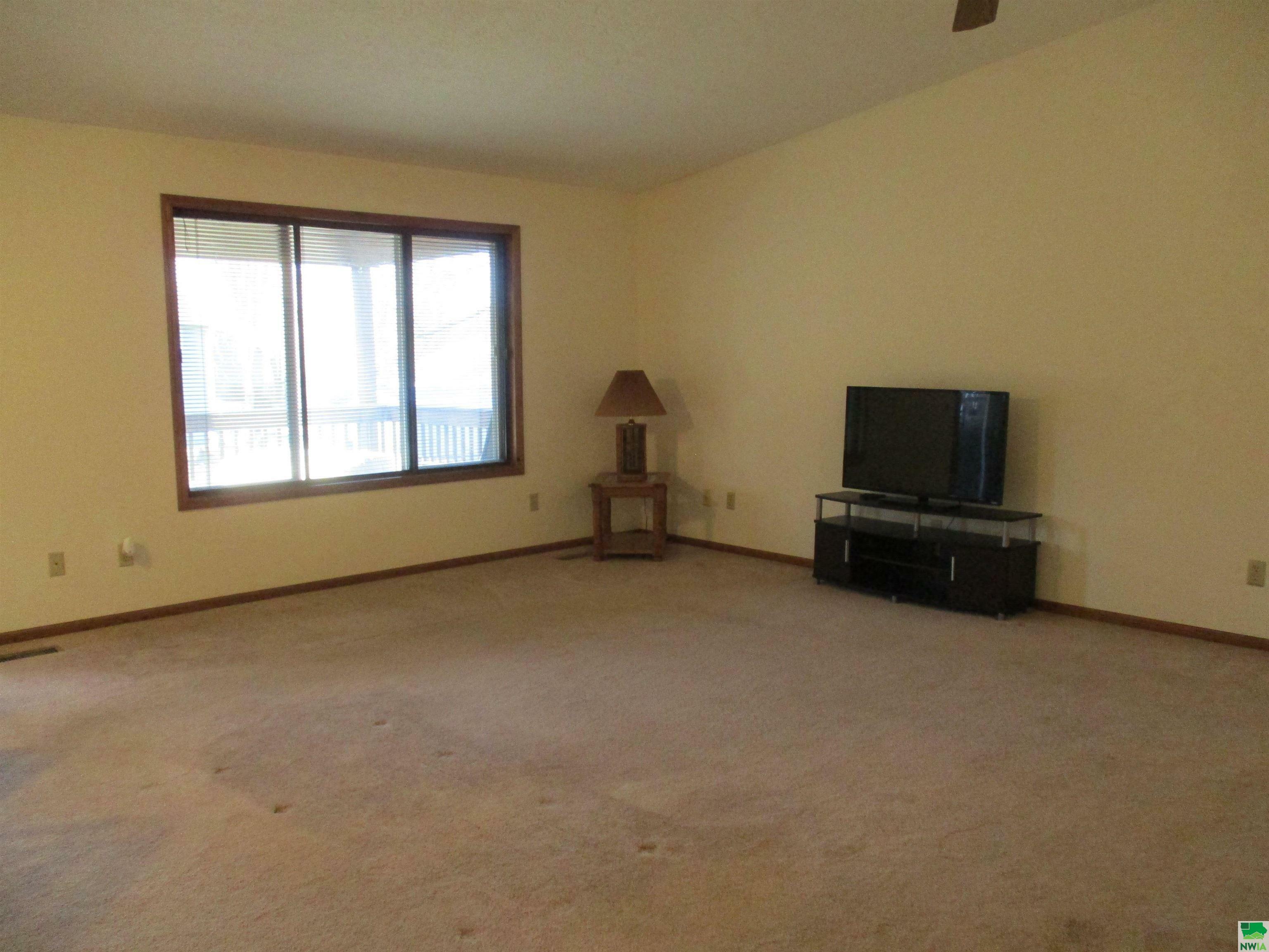 Property Photo: 2006 Greenbrier Ct IA 51104