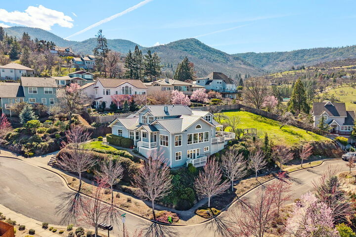 560 Sheridan Street  Ashland OR 97520 photo