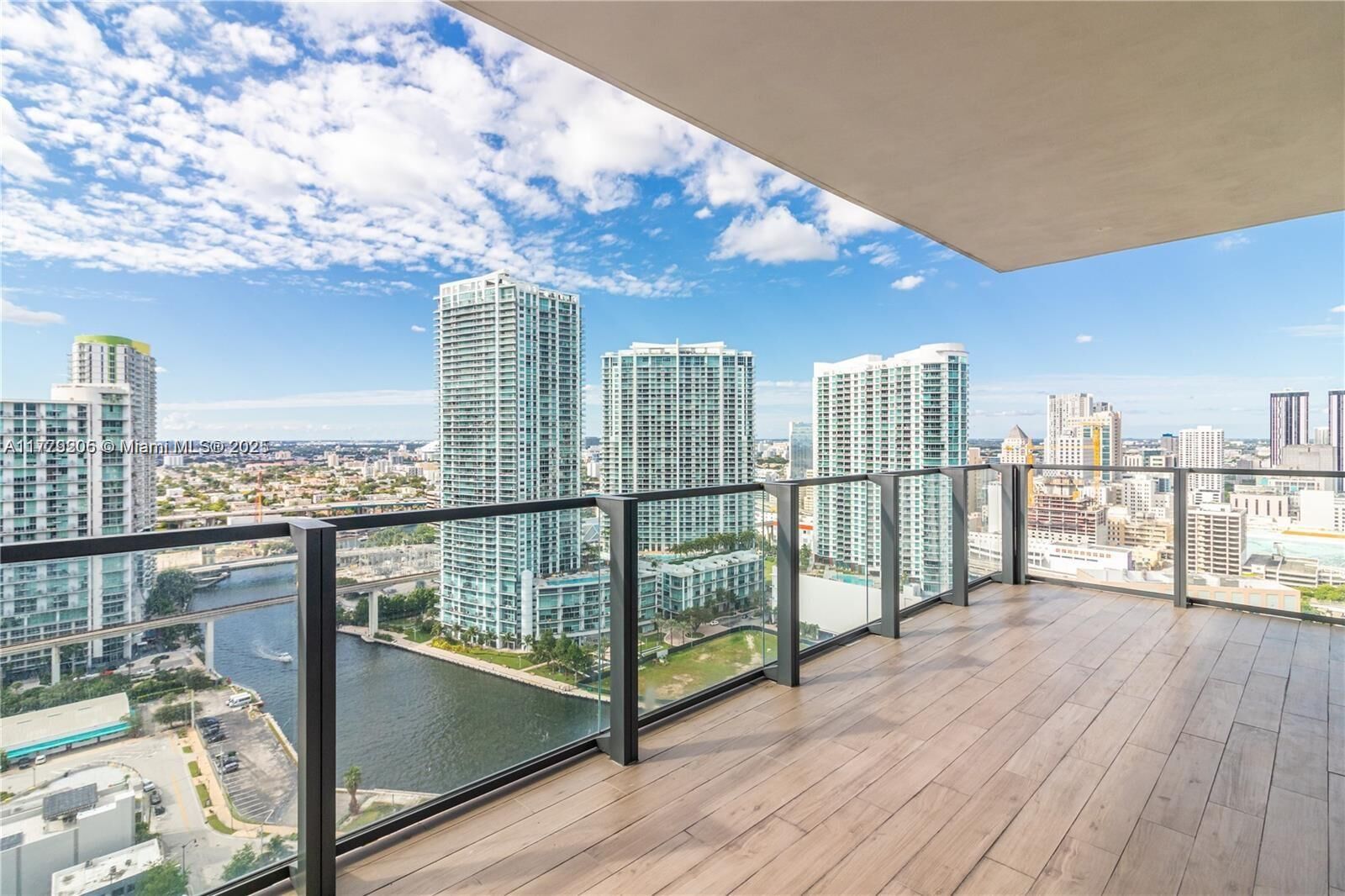 Property Photo:  68 SE 6th St 3312  FL 33131 