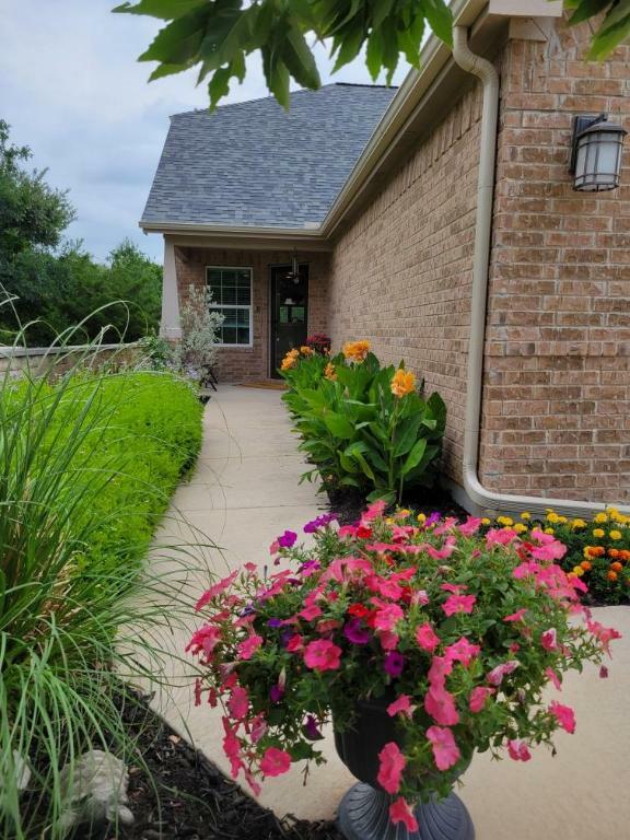 Property Photo: 308 Hobby Street TX 78633