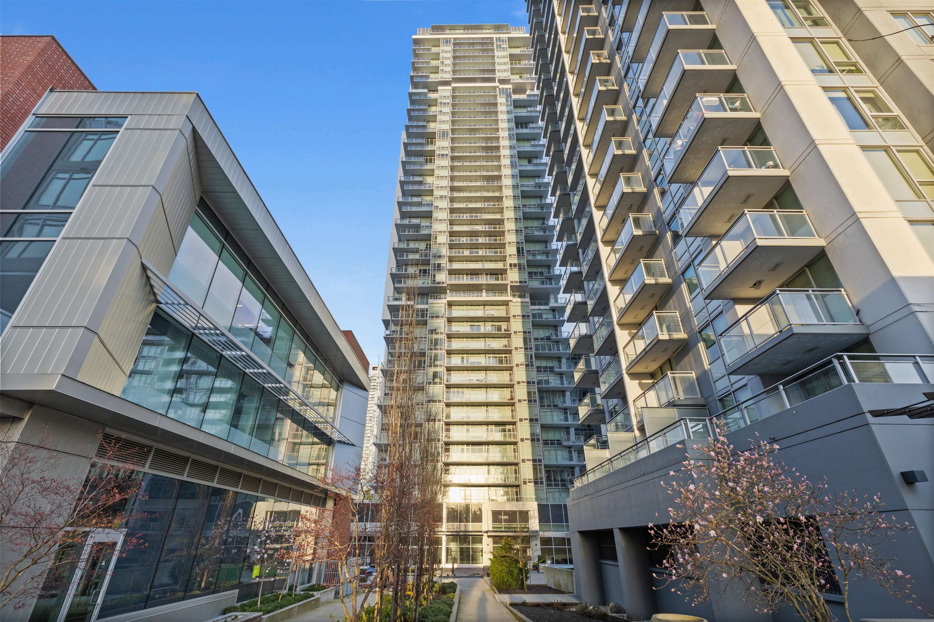 Photo de la propriété: 13350 Central Avenue 1016 BC V3T 0S1
