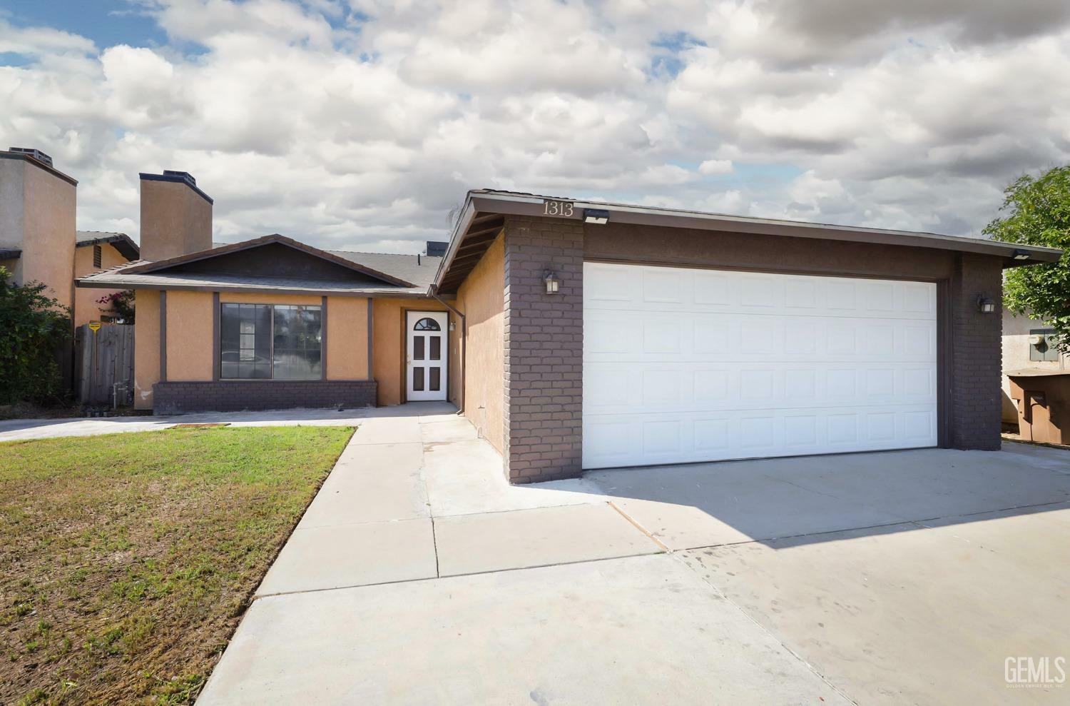 Property Photo: 1313 Candace Avenue CA 93307