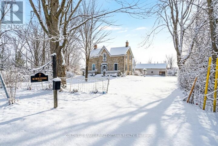 Property Photo:  28 South Street  ON K7H 2G1 