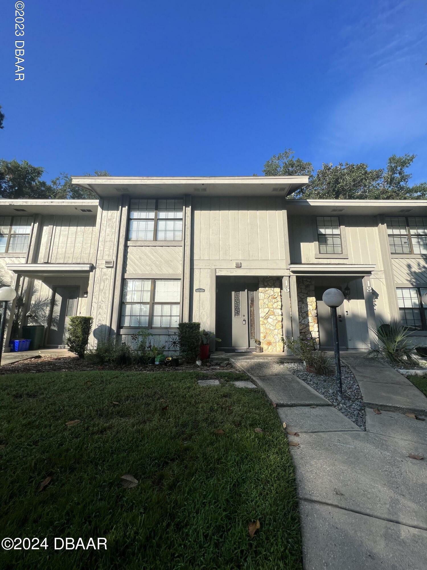 Property Photo: 16 Oakwood Park FL 32174