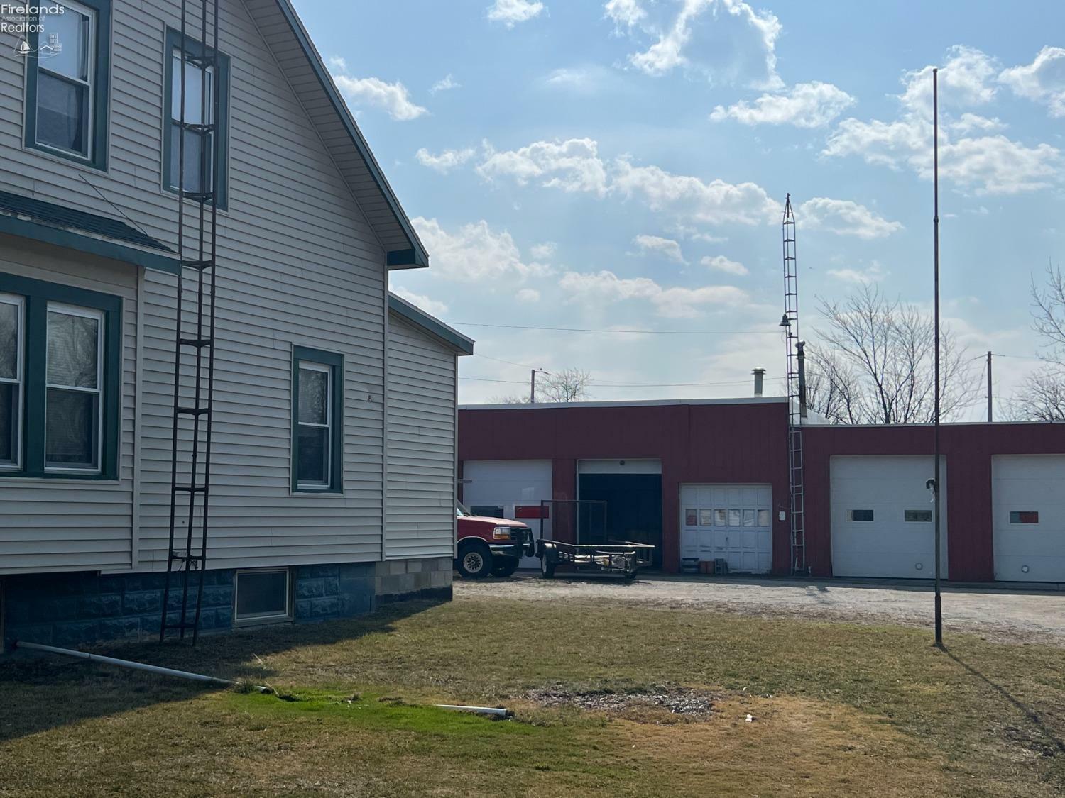 Property Photo: 1340 1344 W Lakeshore Drive 1372 OH 43452