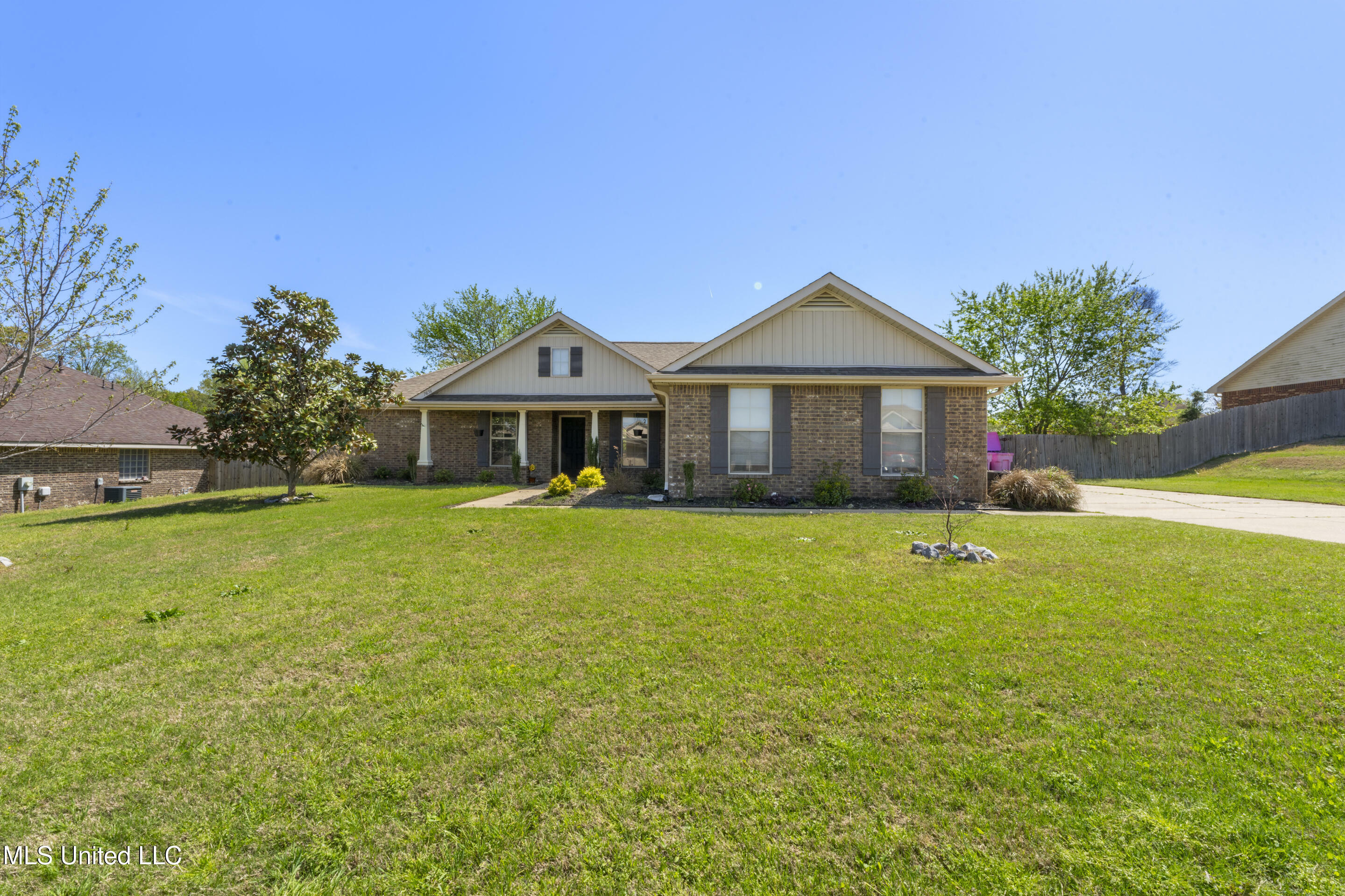 Property Photo: 7656 E Brierfield Drive MS 38672