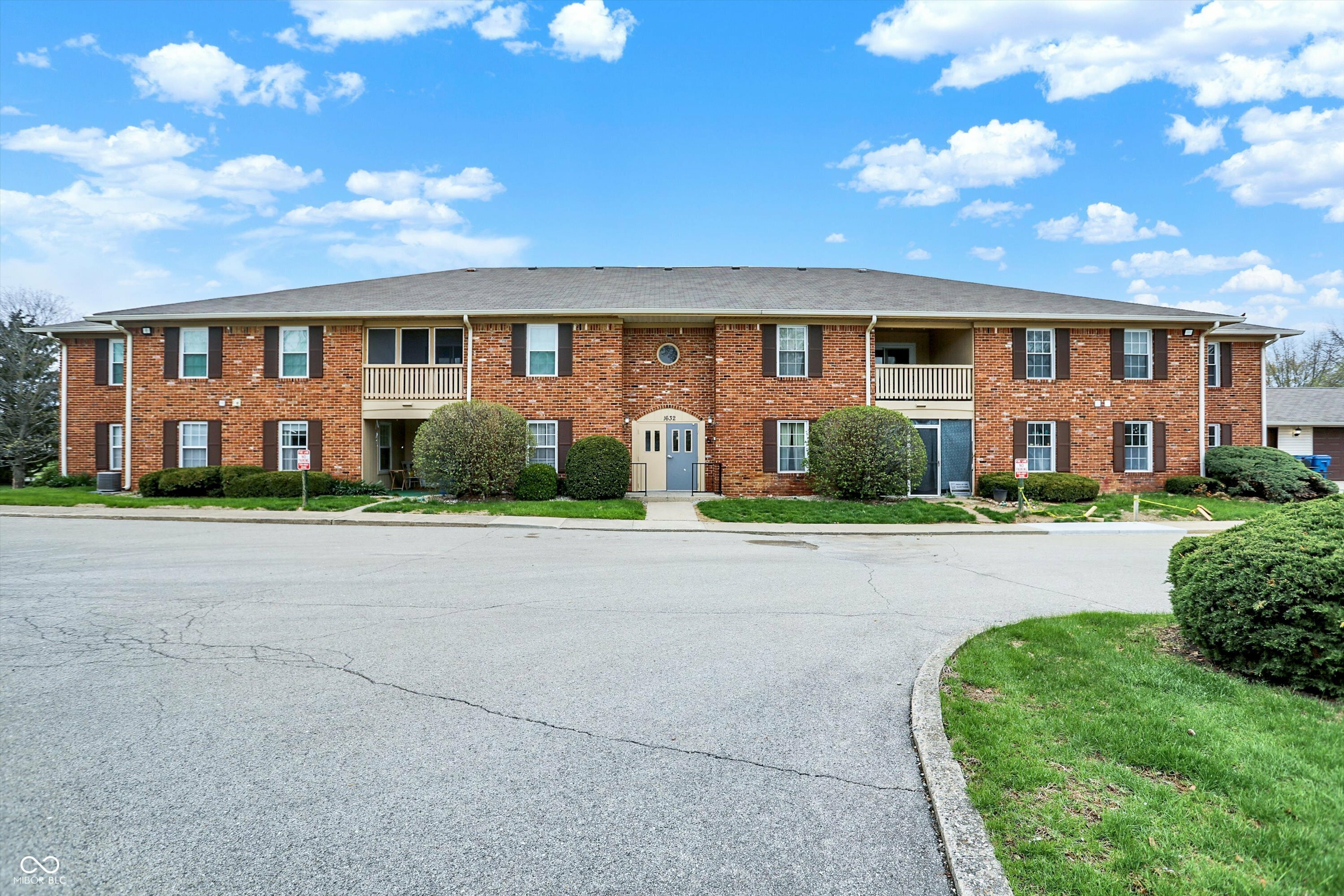 Property Photo: 1632 Queensbridge Square 7 IN 46219
