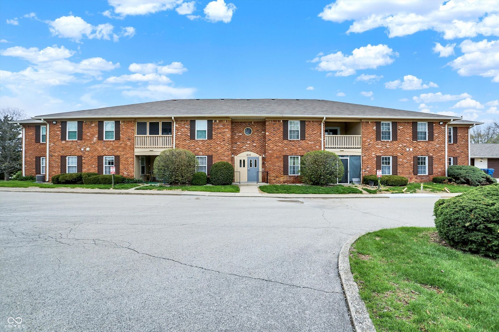 Property Photo: 1632 Queensbridge Square 7 IN 46219