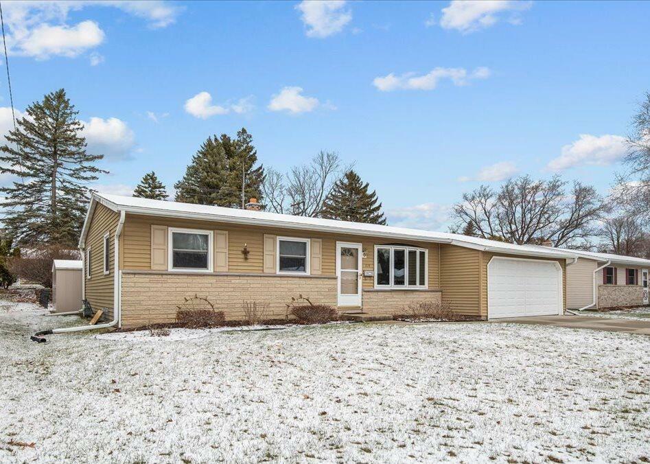 Property Photo:  824 Meadowbrook Dr  WI 53090 