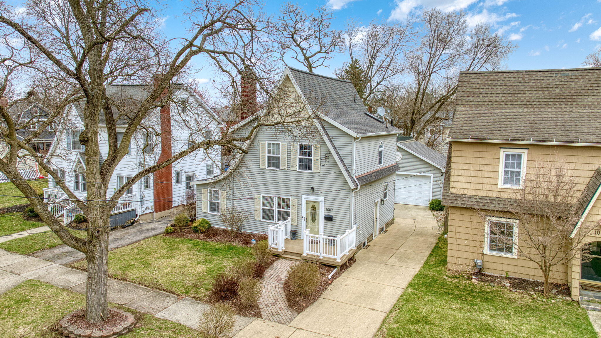 Property Photo:  1007 S Webster Street  MI 49203 