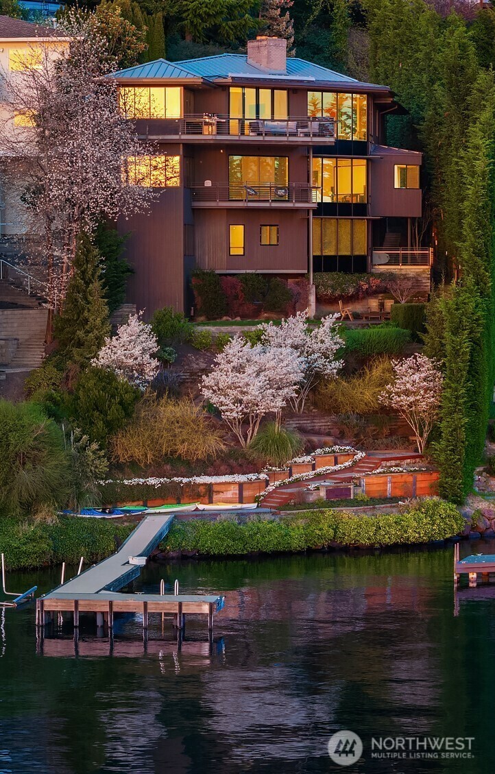 Property Photo: 7703 W Mercer Way WA 98040
