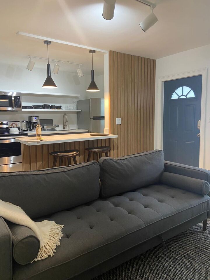 Property Photo:  2404 NE 33rd Avenue 4  FL 33305 