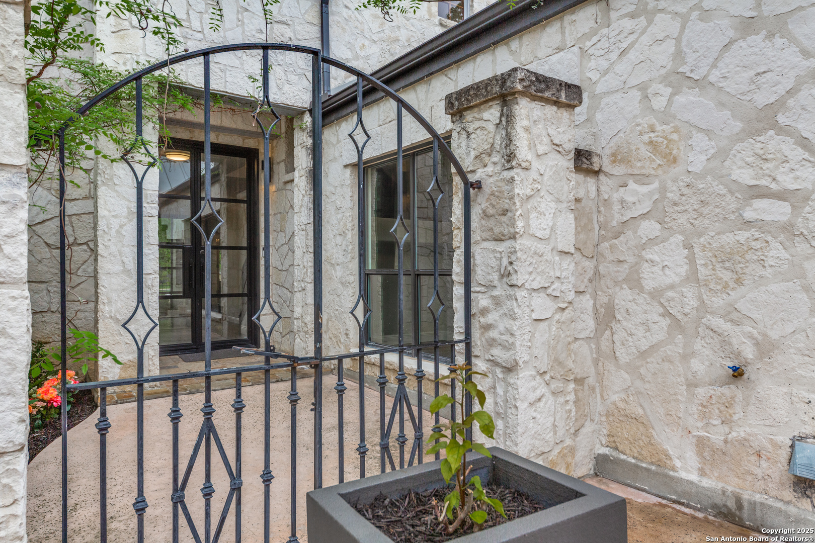 Property Photo: 5 Waterford Glen TX 78257