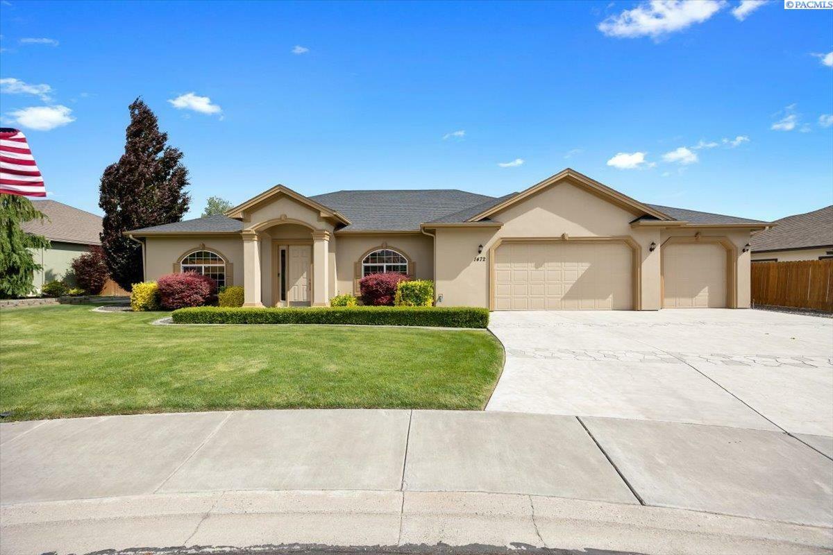Property Photo: 1472 Chardonnay Dr WA 99352