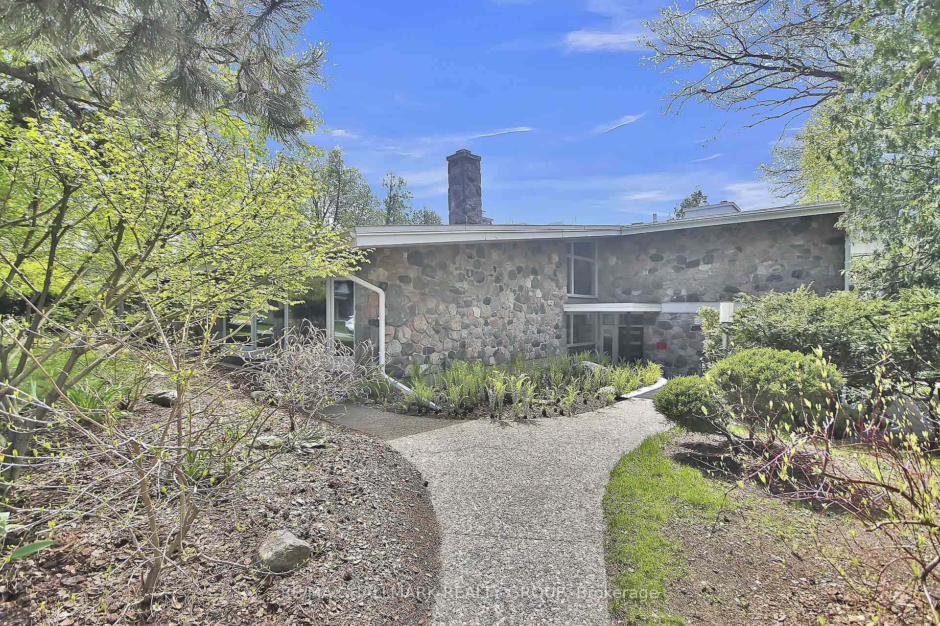 Property Photo: 10 Qualicum Street ON K2H 7G8