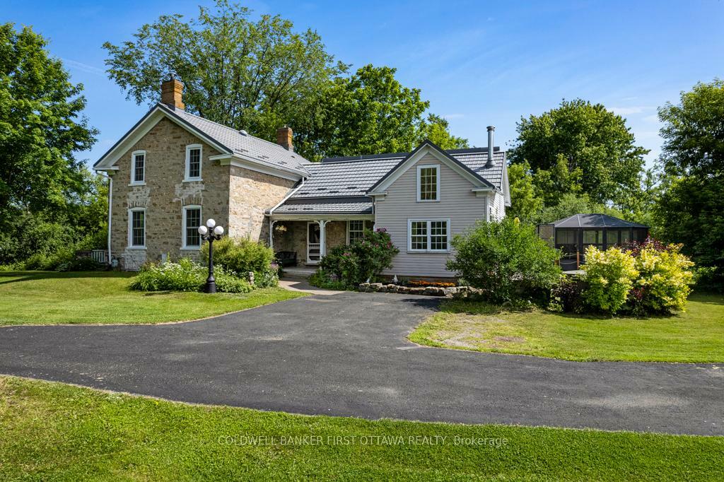 Photo de la propriété:  28 South Street  ON K7H 2G1 