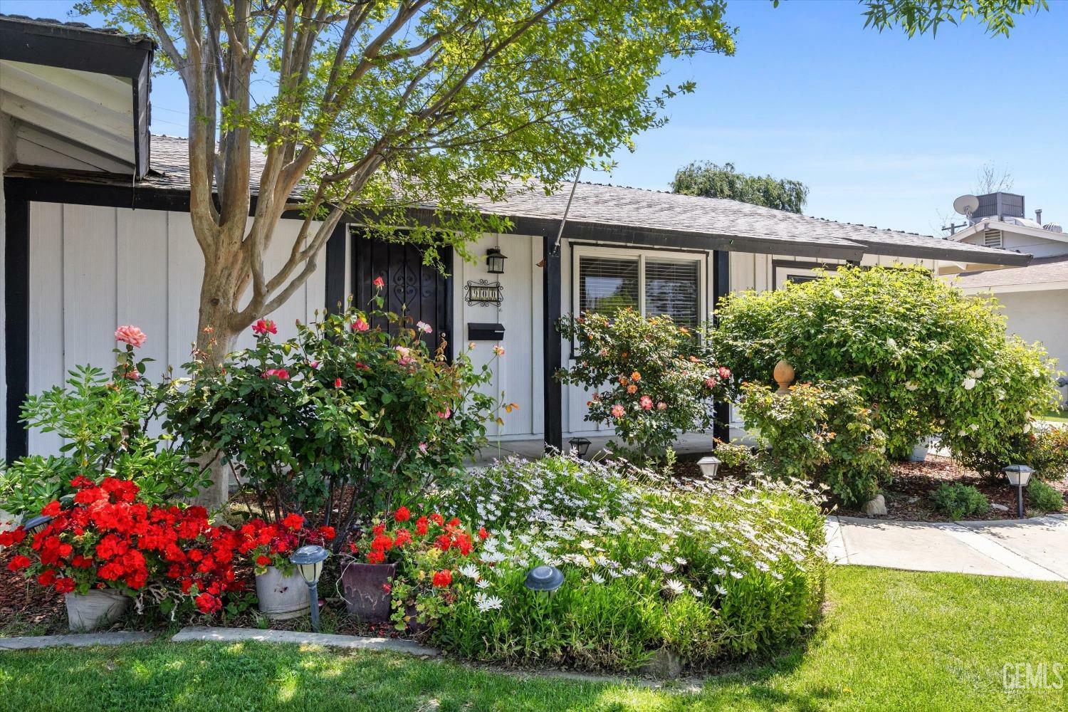 Property Photo: 900 Hogan Way CA 93309