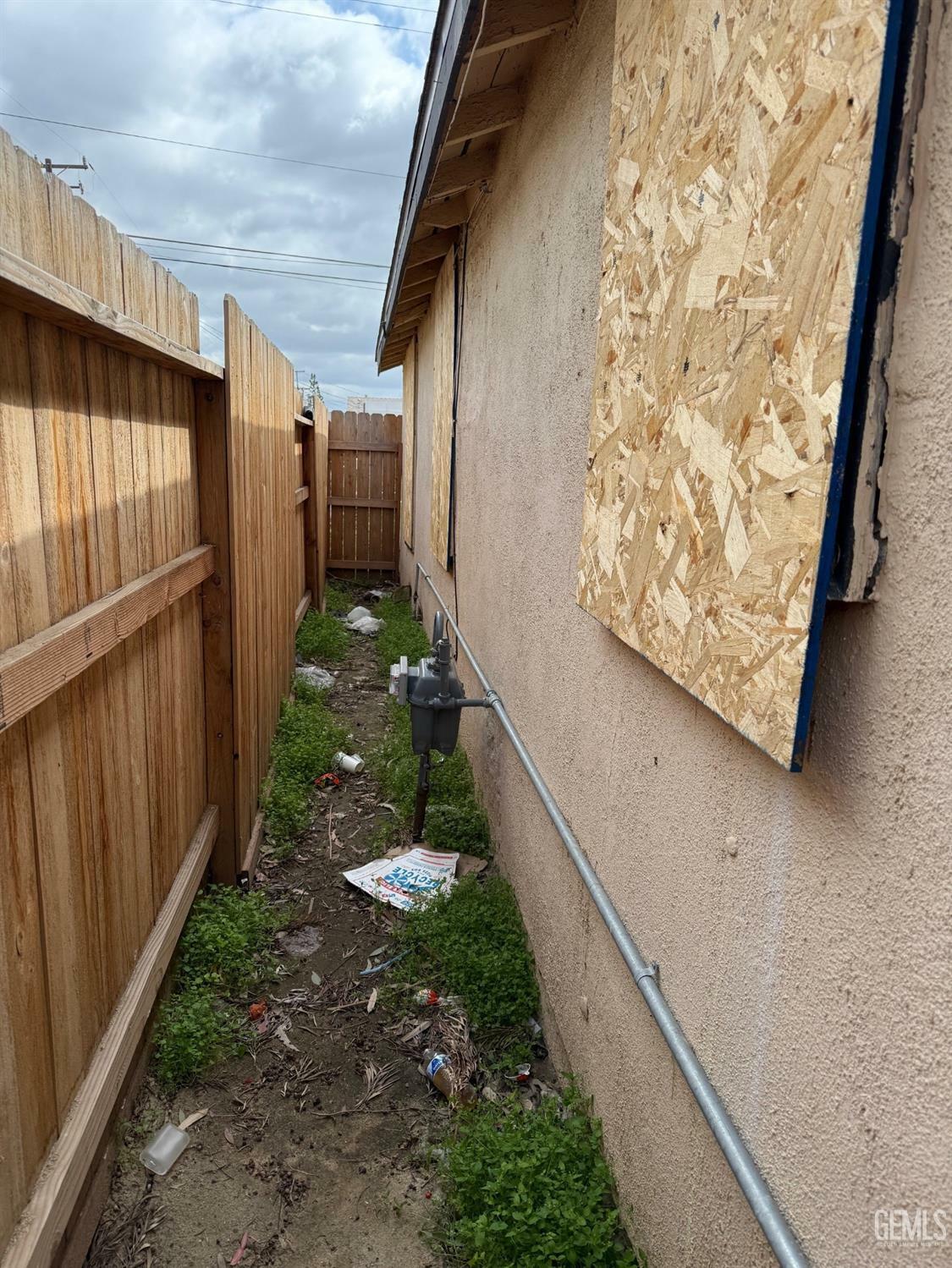 Property Photo: 305 Wistaria Street CA 93308