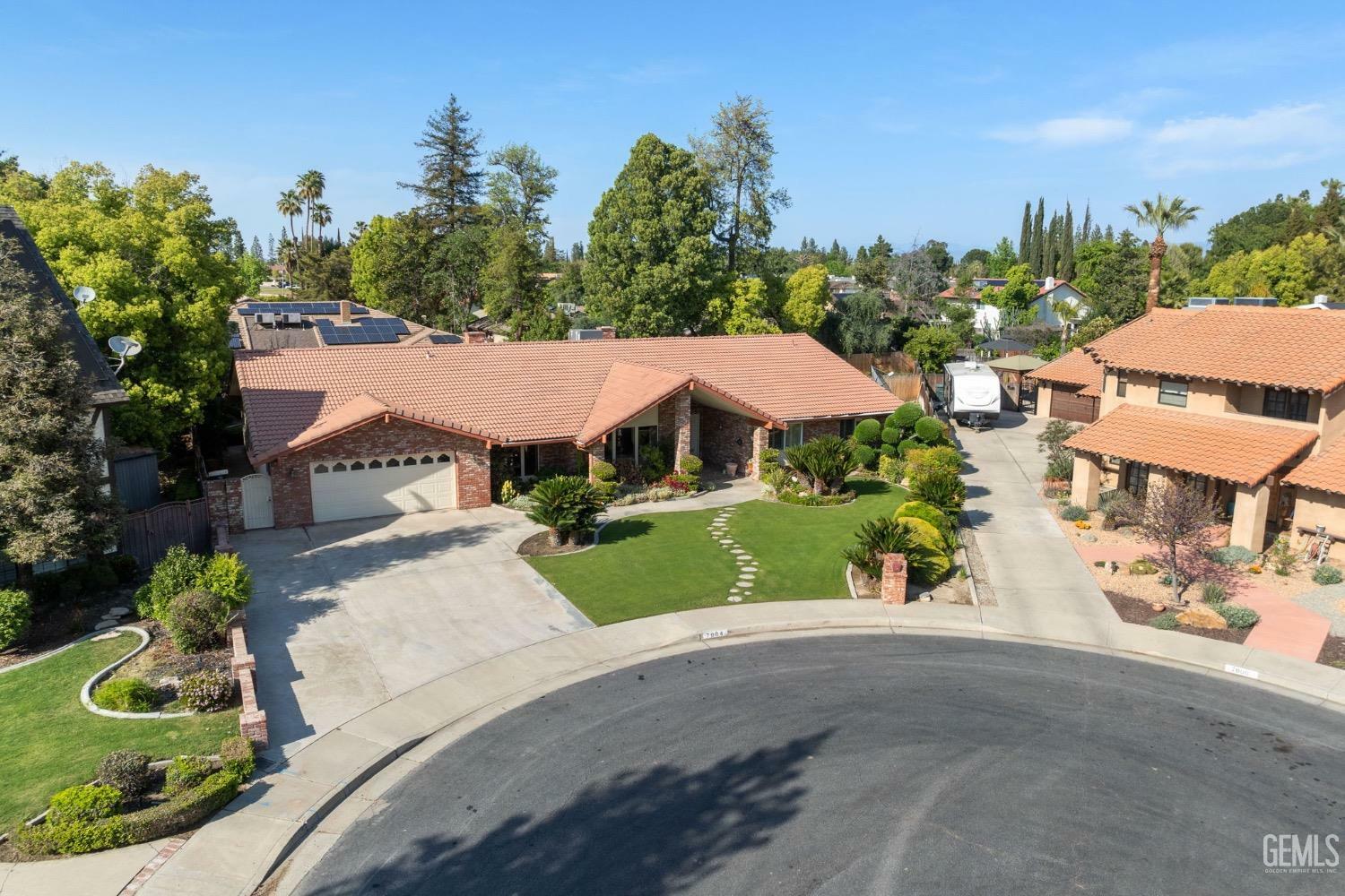 Property Photo: 7904 Reina Court CA 93309