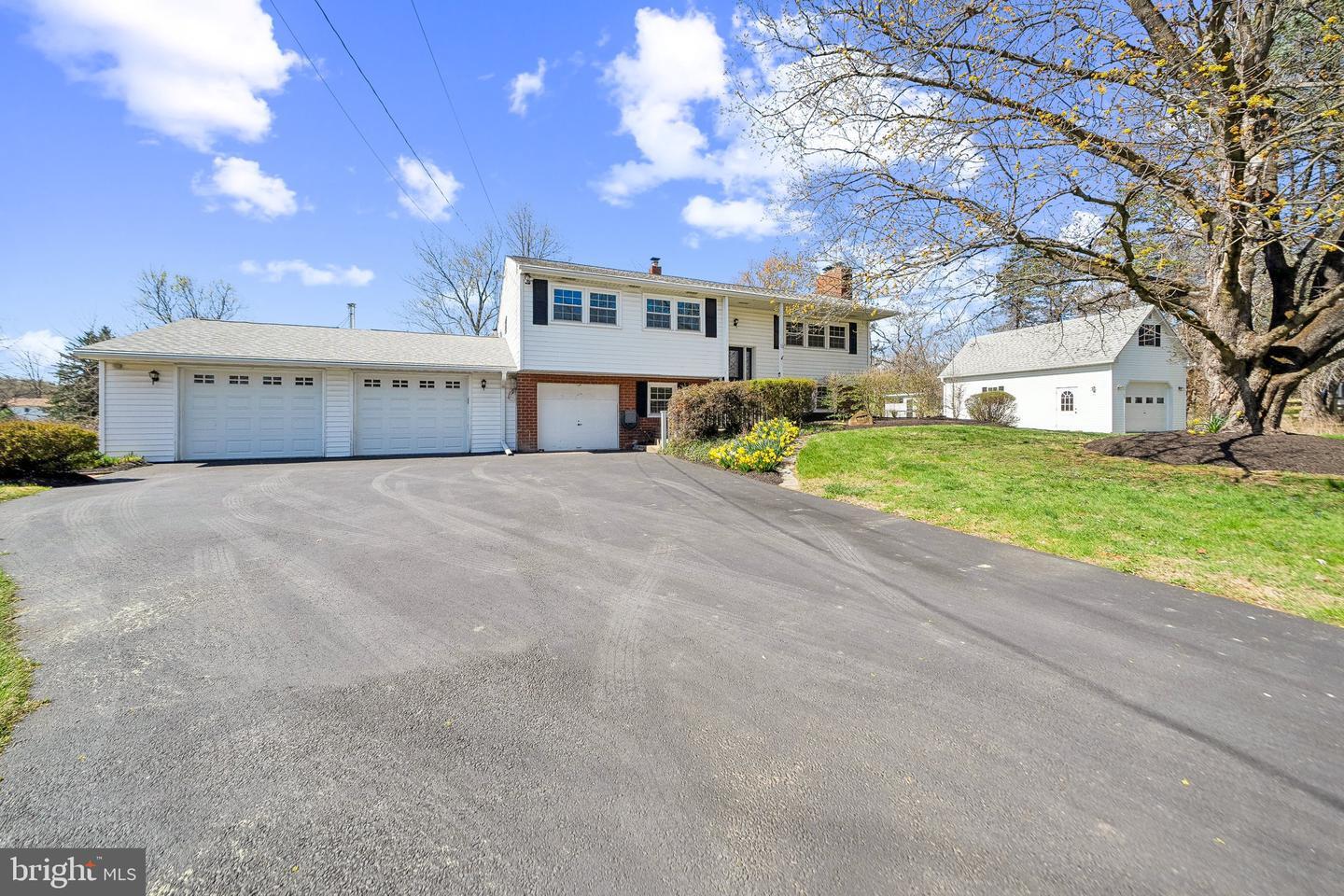 Property Photo:  824 Glenn Court  PA 19460 