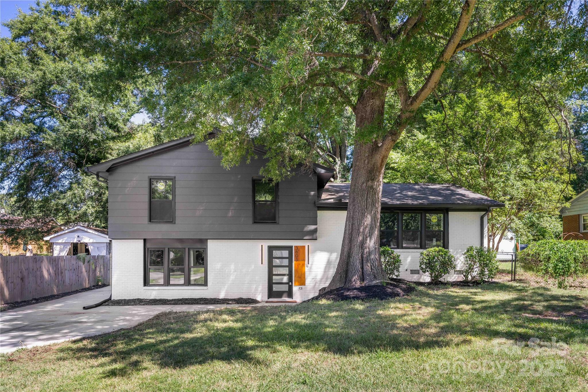 Property Photo: 3801 Woodleaf Road NC 28205
