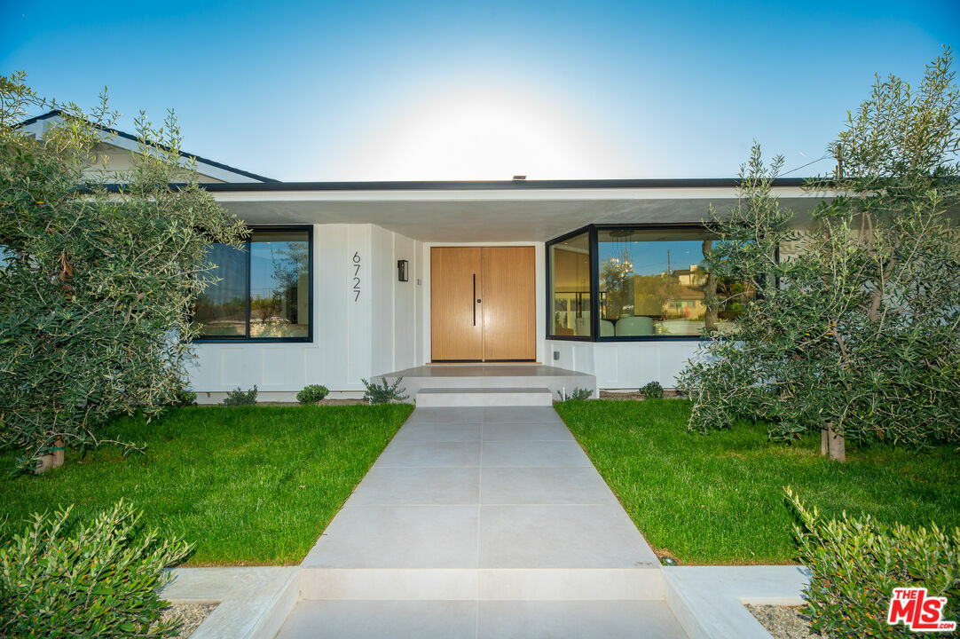 Property Photo: 6727 Alvern St CA 90056