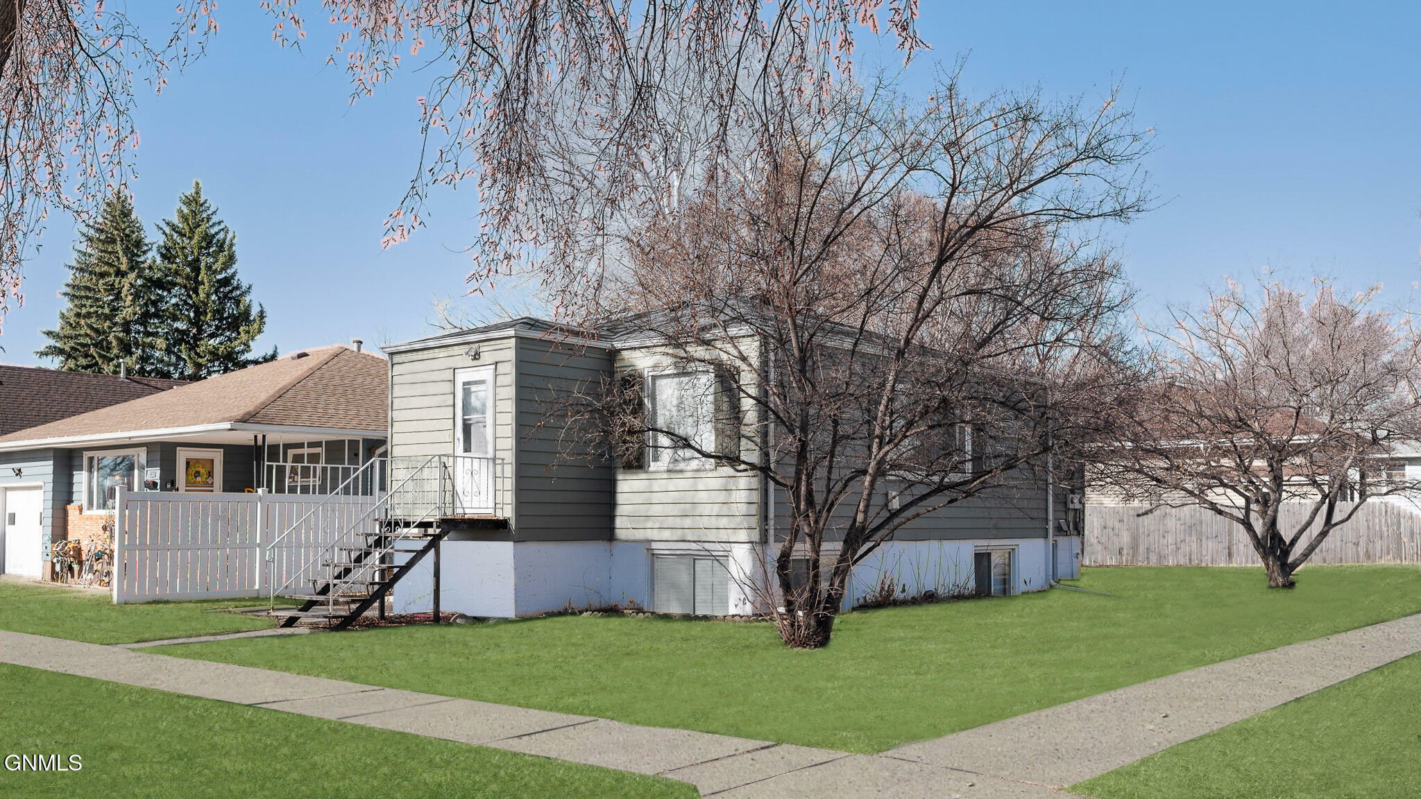 Property Photo: 830 N 17th Street ND 58501