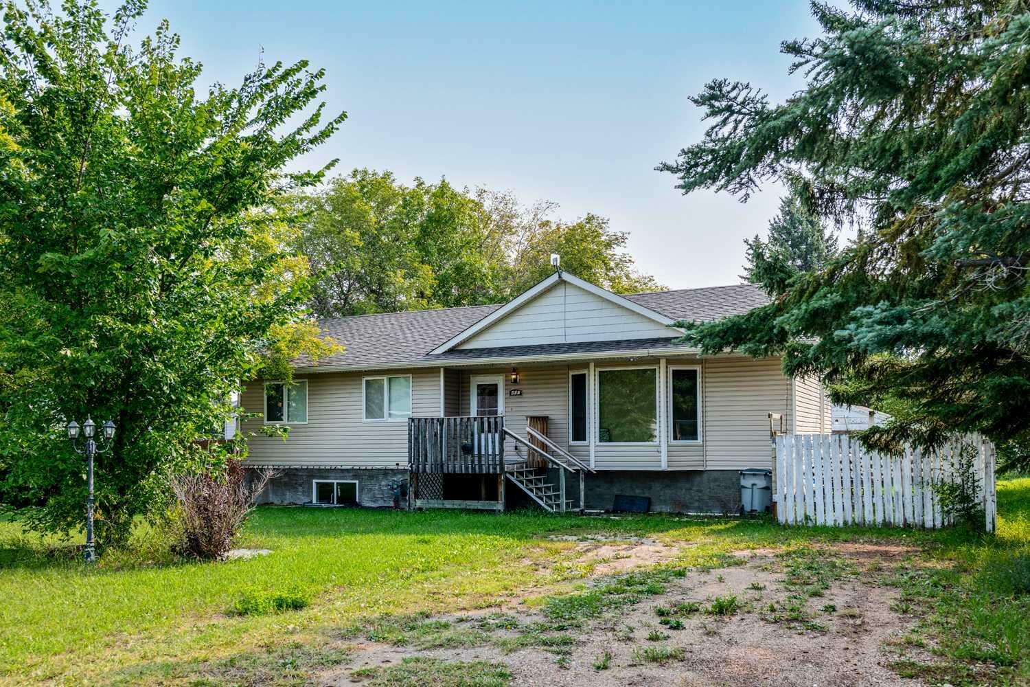 Property Photo: 402 Queen Street AB T0B 0V0