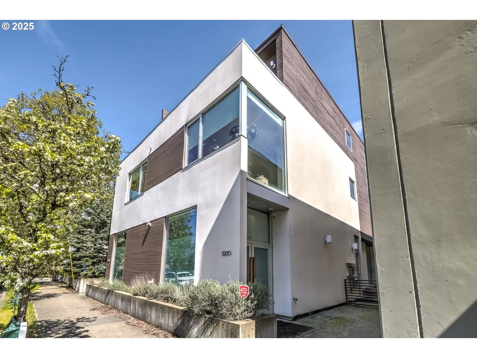 Property Photo:  5226 N Williams Ave  OR 97217 