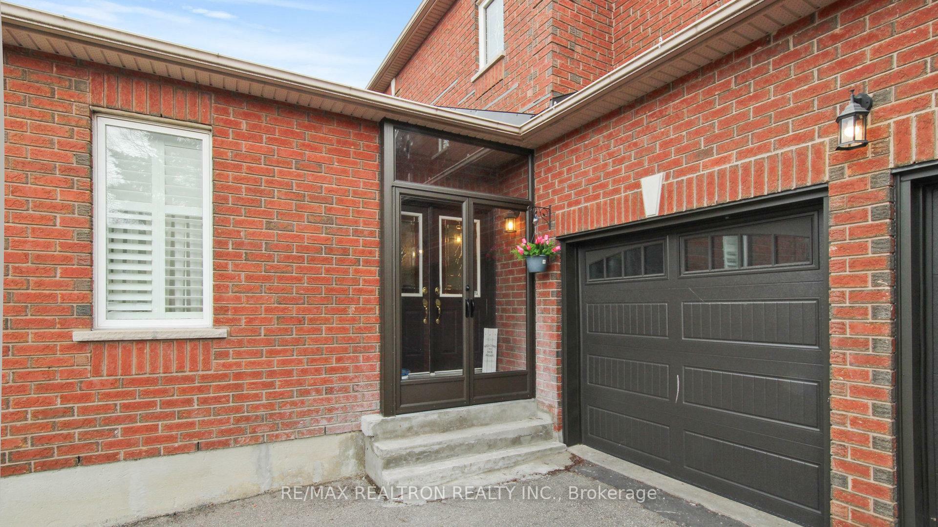 Property Photo: 160 Carlyle Crescent ON L4G 6P8