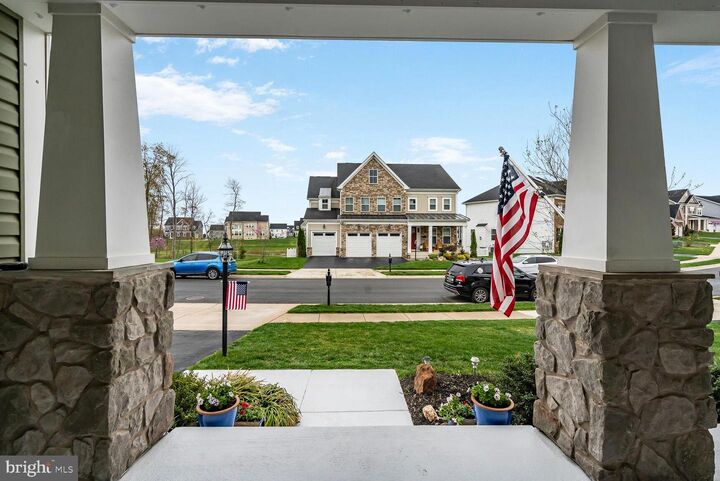 Property Photo: 23631 Glenmallie Court VA 20105