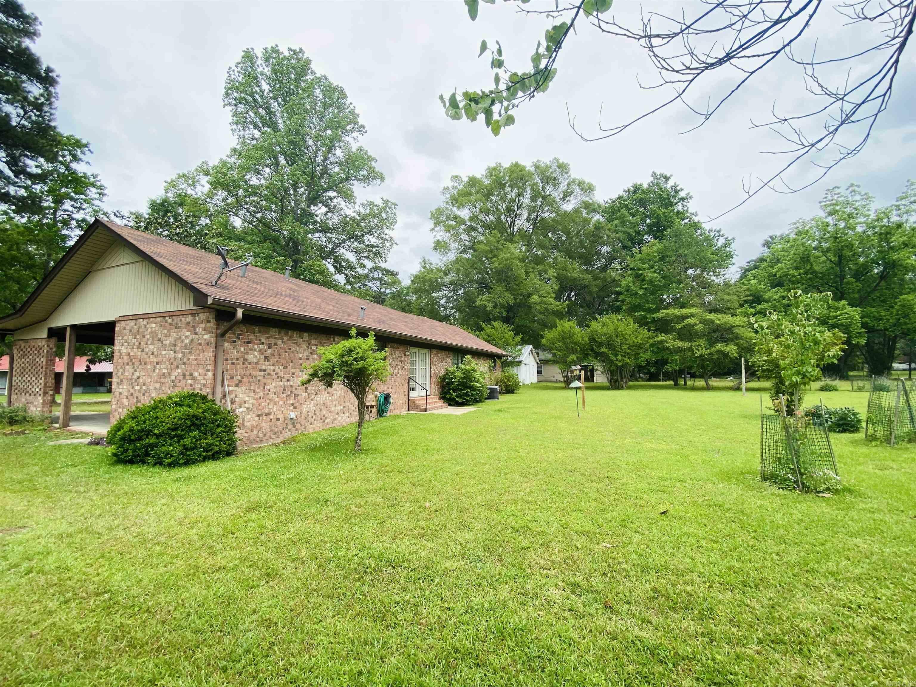 Property Photo: 817 Waco St AR 71701