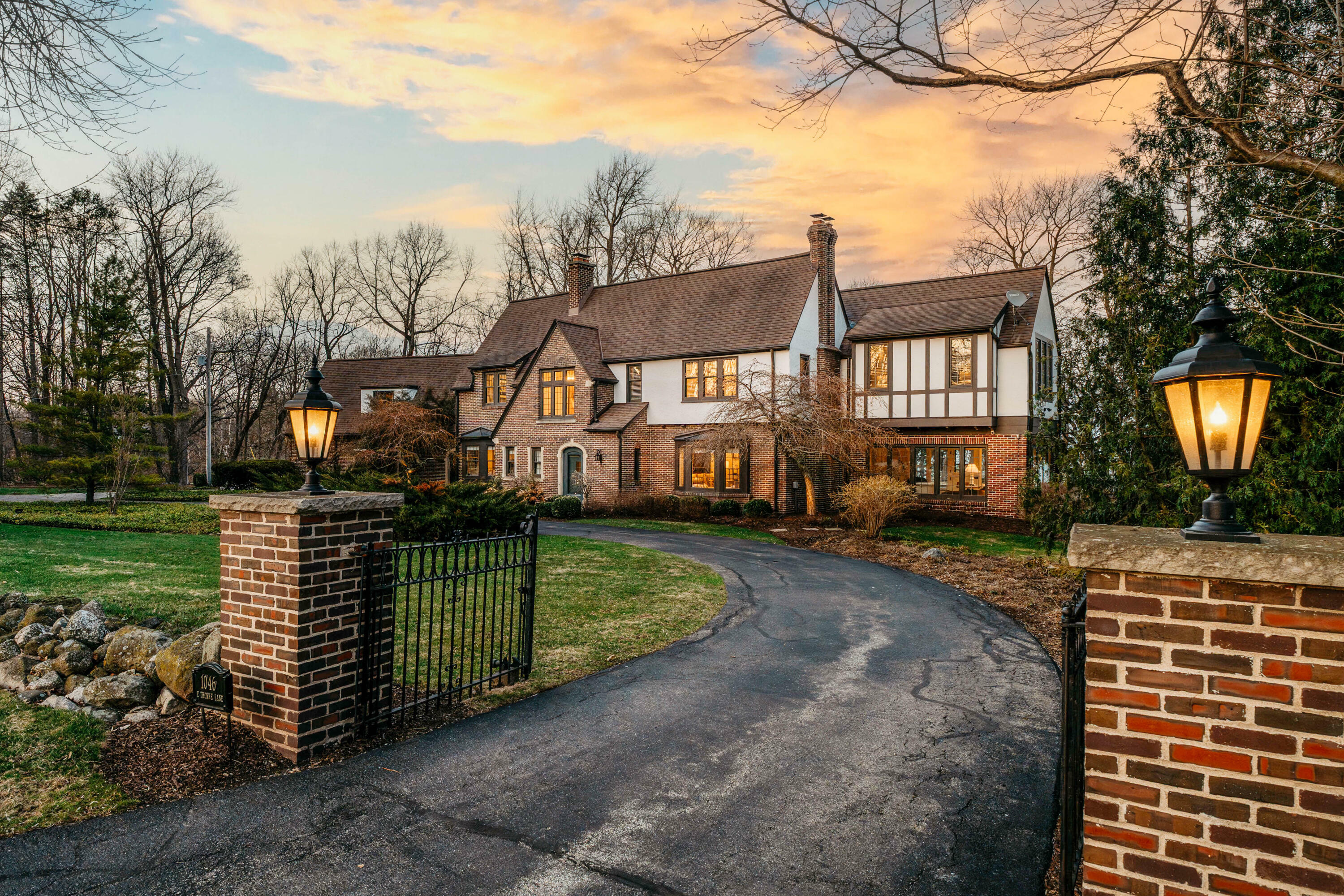 Property Photo:  1046 E Thorne Ln  WI 53217 