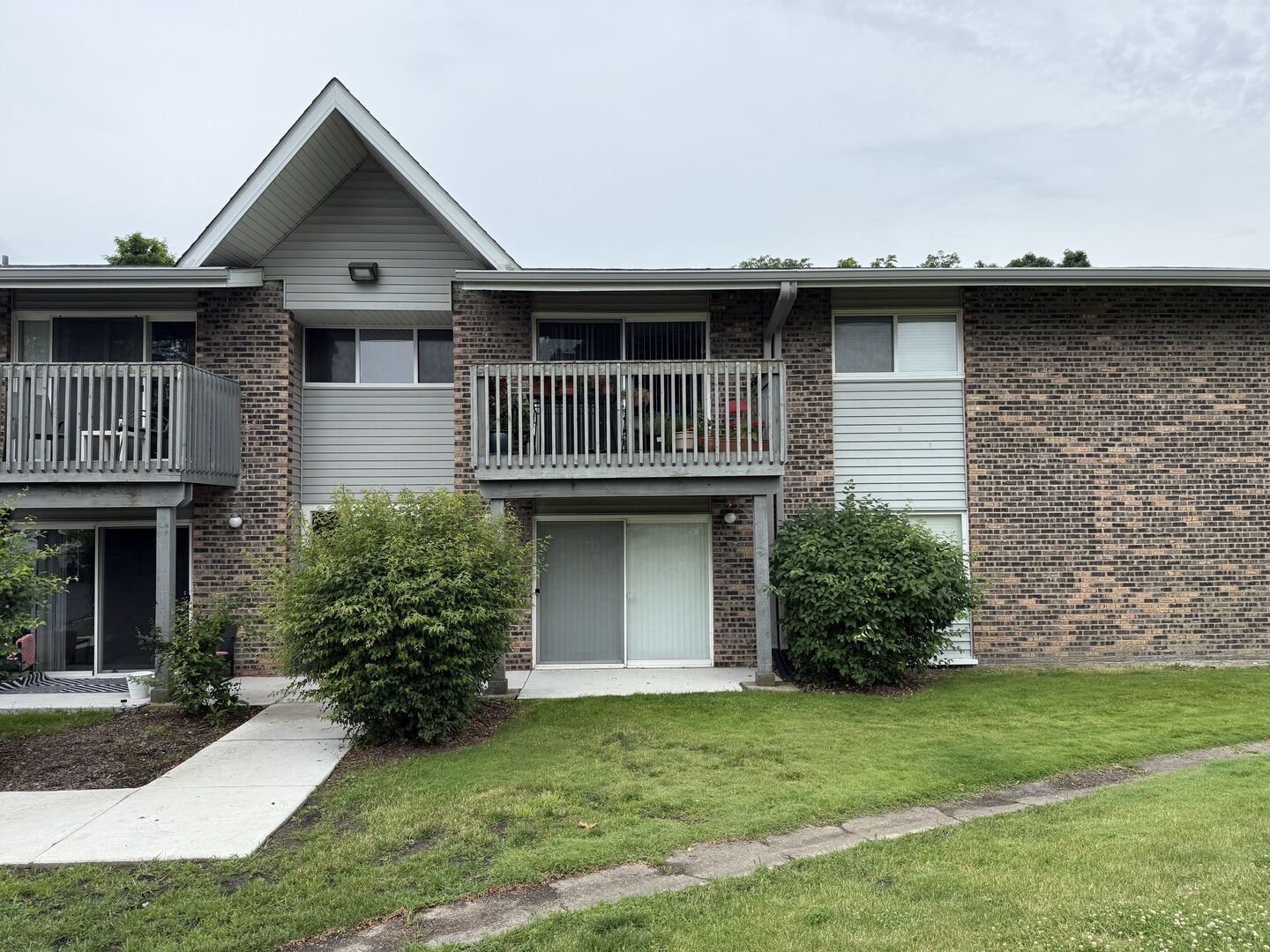 Property Photo: 16W525 Mockingbird Lane 102 IL 60527