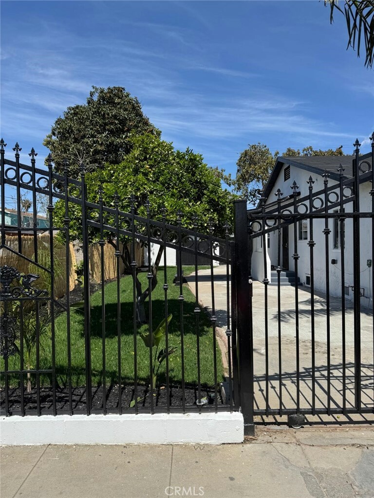 Property Photo: 2057 E Hatchway Street CA 90222
