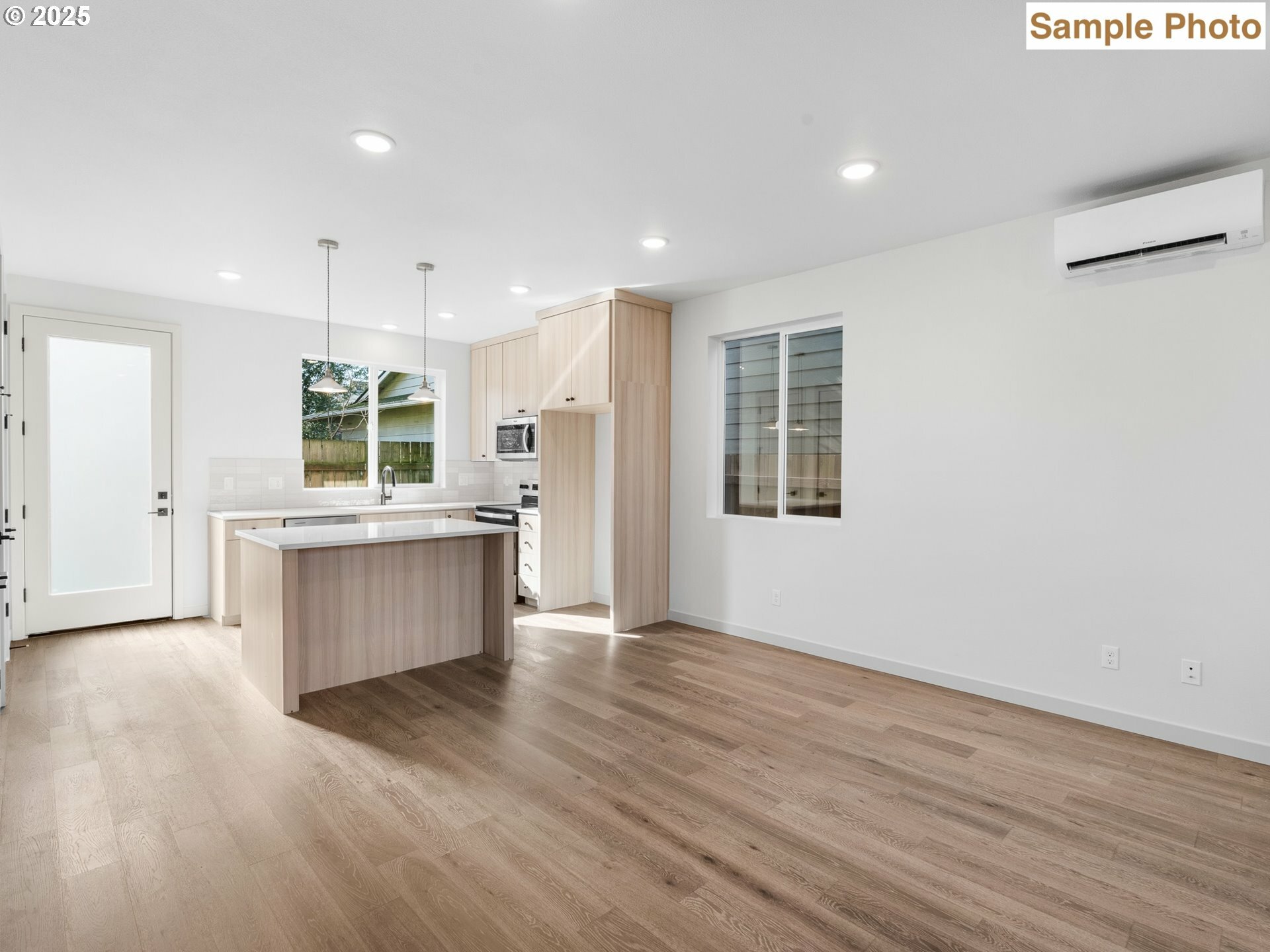 Property Photo: 696 SE 47th Ave OR 97215