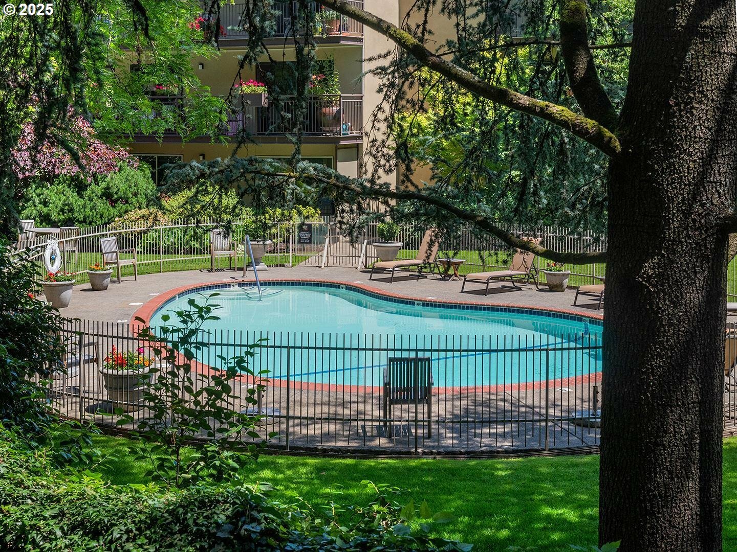 Property Photo: 2393 SW Park Pl 113 OR 97205