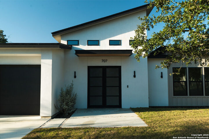 Property Photo:  707 Lone Circle  TX 78260 