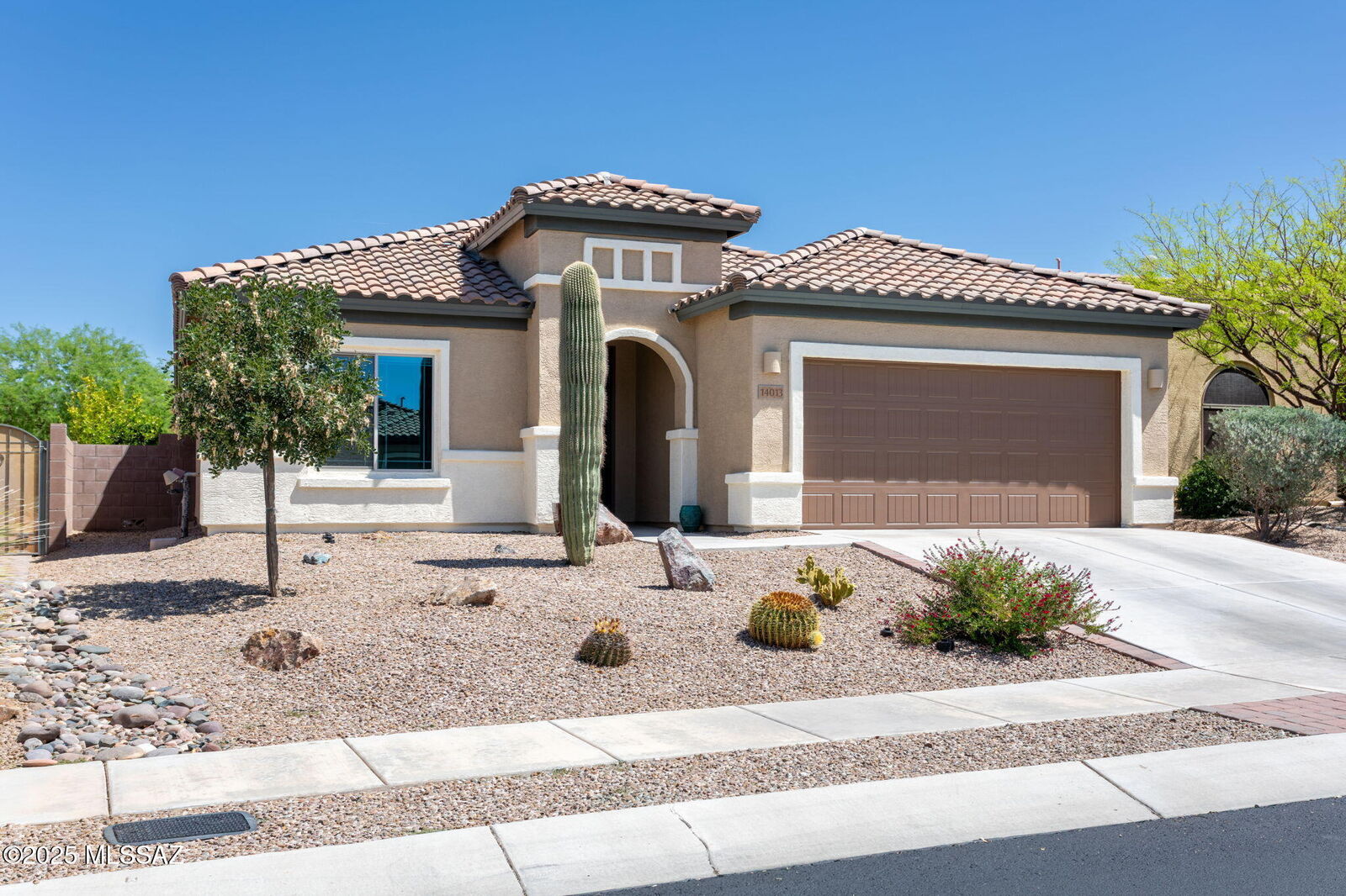 Property Photo: 14013 E Via Cerro Del Molino AZ 85641