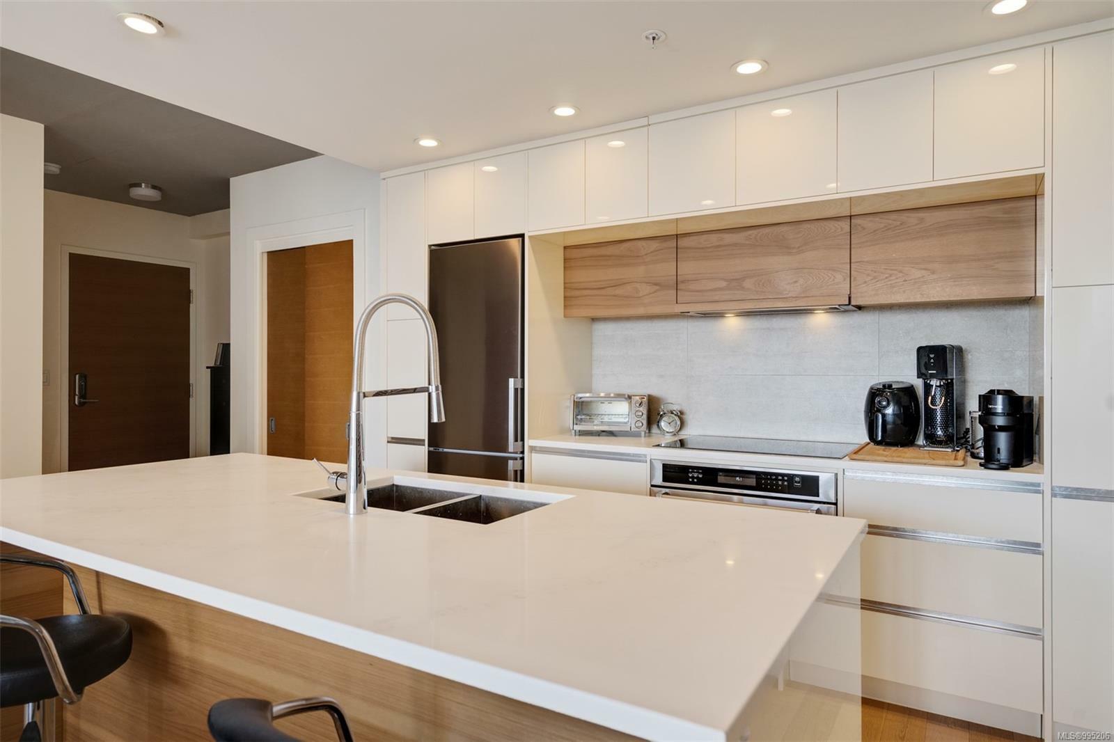 Property Photo: 989 Johnson St 1001 BC V8V 0E3