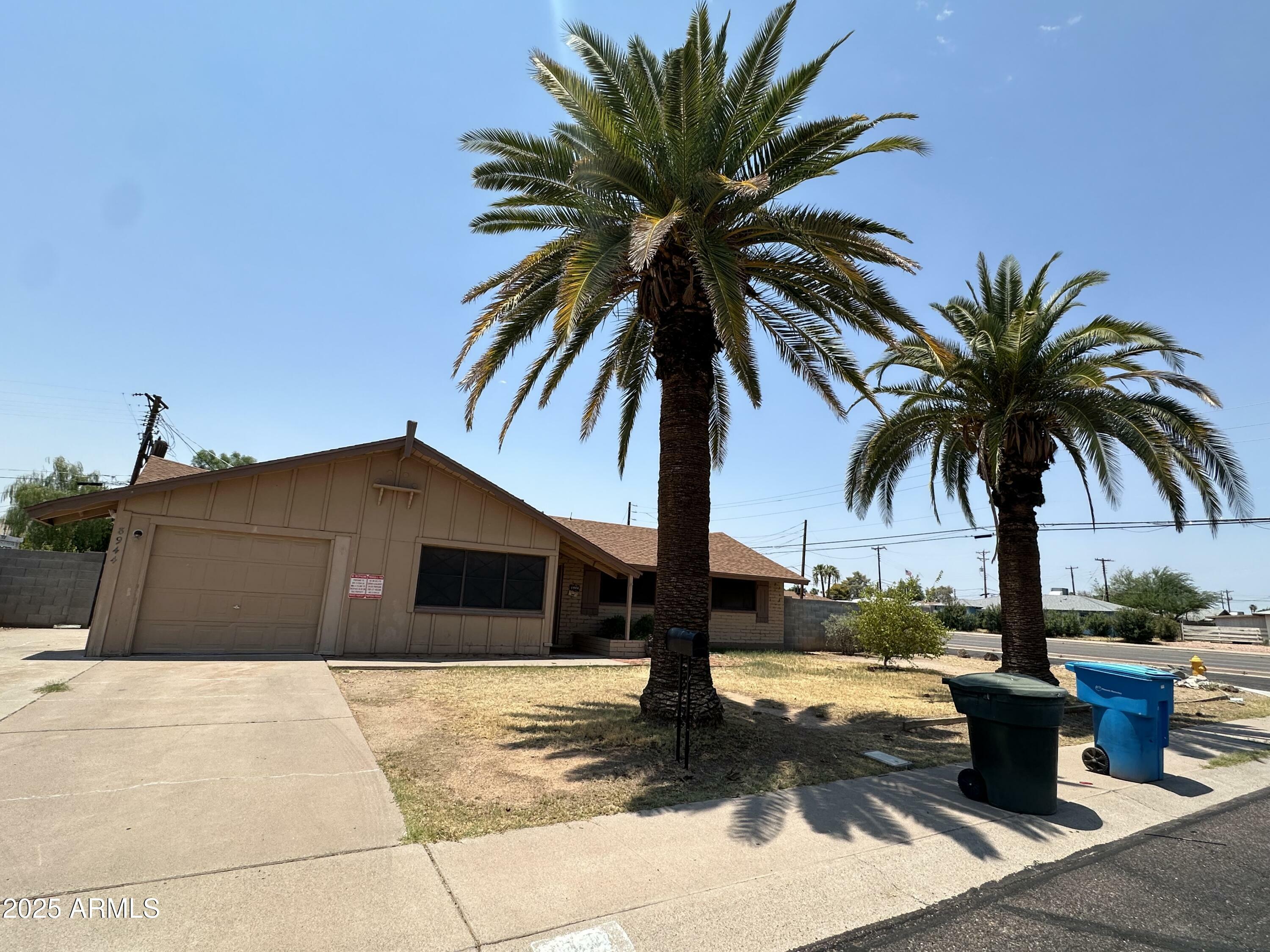 Property Photo: 8944 N 17th Lane AZ 85021