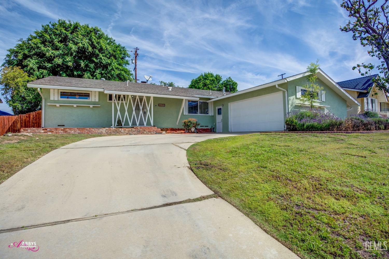 Property Photo: 2606 Blade Avenue CA 93306