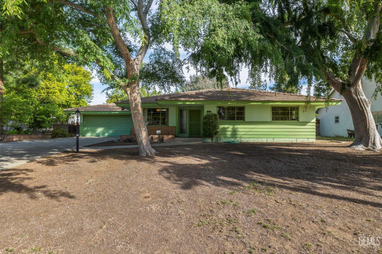 Property Photo: 1112 Princeton Avenue CA 93305