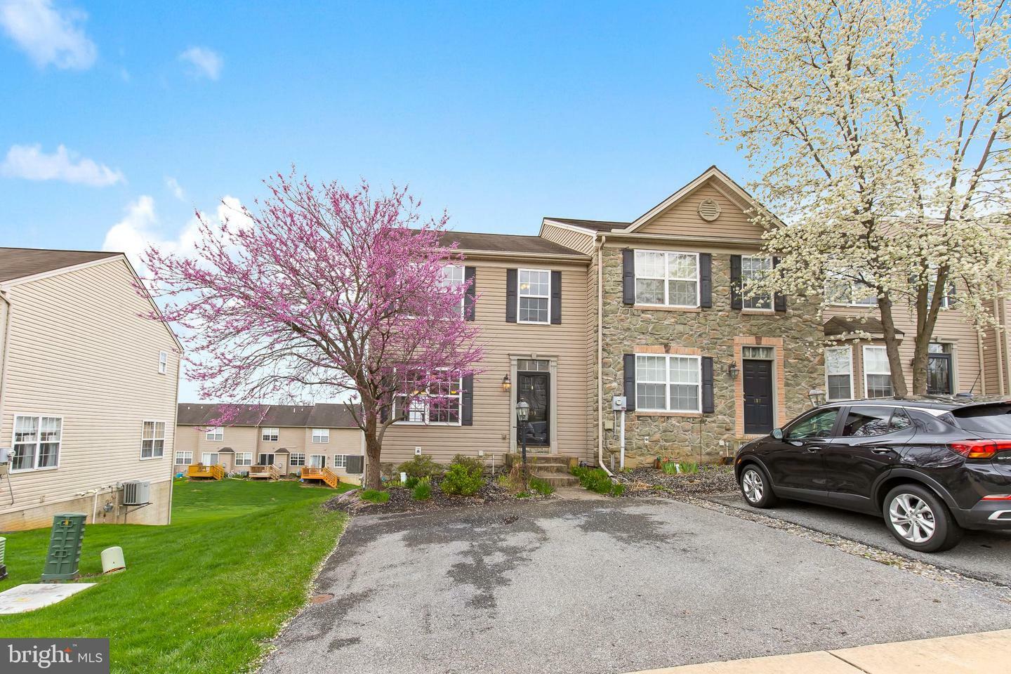 Property Photo: 199 Knollwood Road PA 17551