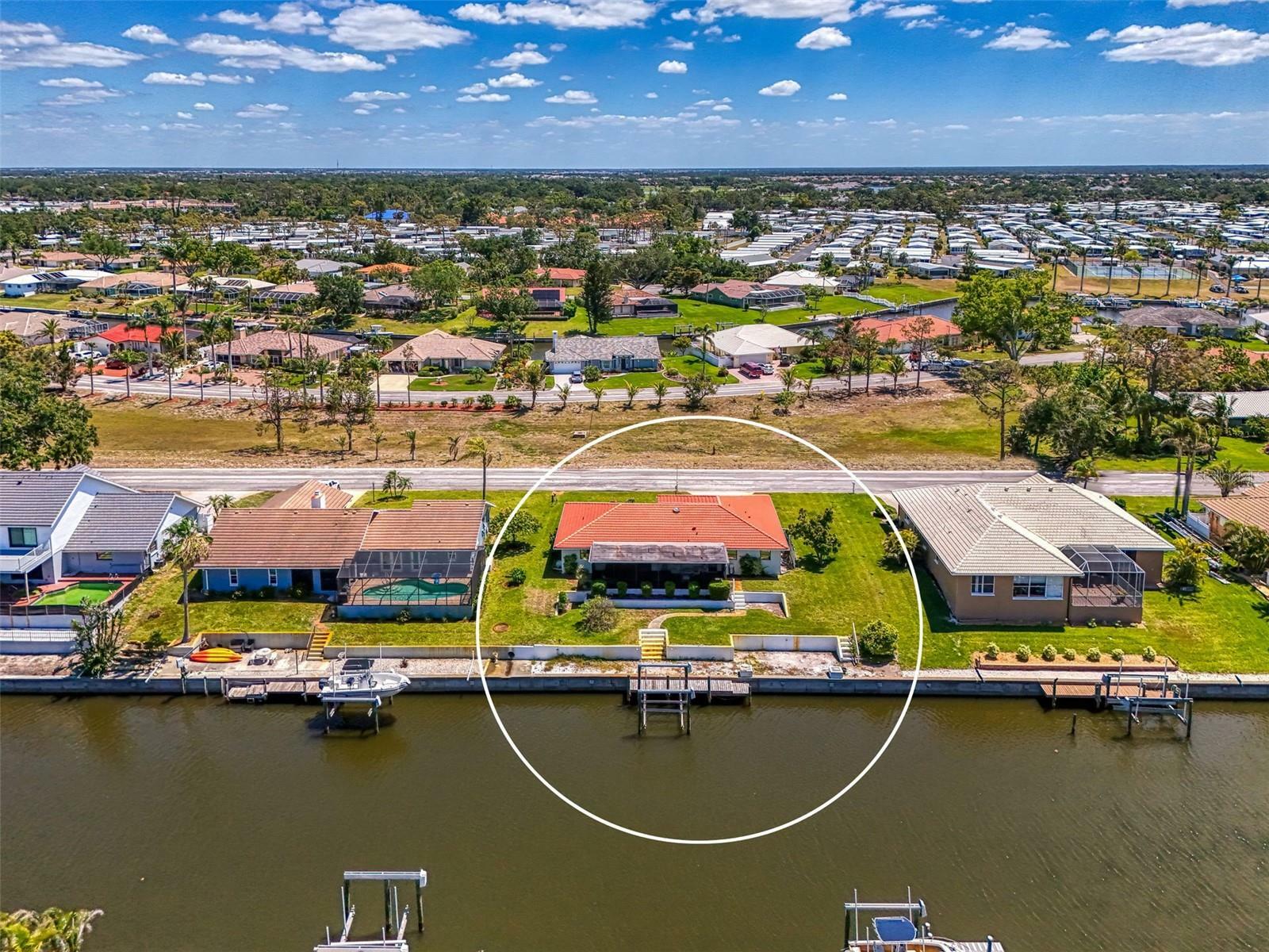 Property Photo:  322 Oakwood Circle  FL 34223 